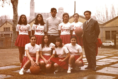 L’equip sènior femení del CB Pardinyes que va jugar la temporada 1970-1971.