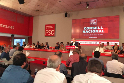 Un moment de la reunió del PSC ahir per ratificar el seu ‘no’ a Rajoy.