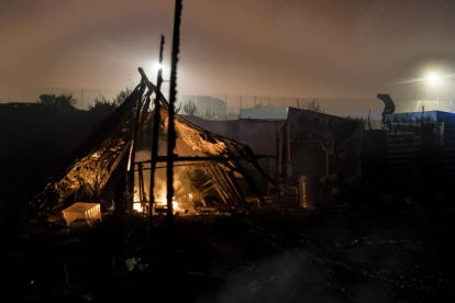 L’evacuació de Calais finalitza amb un incendi de barraques
