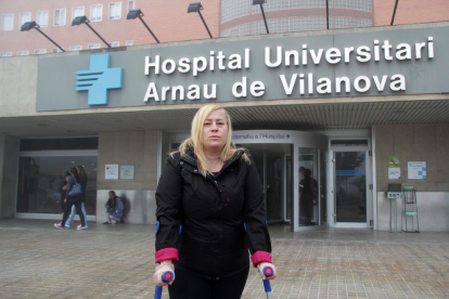 L’afectada, Cristina Díaz, ahir abans de ser intervinguda de nou a l’Hospital Arnau de Vilanova.