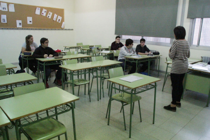 Una aula amb pocs alumnes ahir a l’institut Guindàvols de la capital, un dels que més va secundar la vaga.