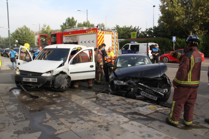 Imatge dels dos turismes implicats en l’aparatós accident d’ahir a Pardinyes.