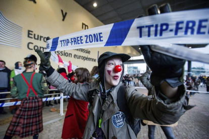 Un manifestant disfressat de pallasso participava en una protesta ahir contra el CETA.