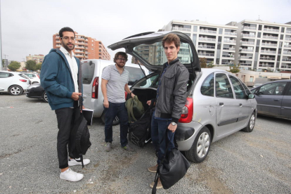 Manu, Axel i Xavi, tres lleidatans que ahir van compartir cotxe per viatjar des de Lleida fins a Barcelona a través del web de BlaBlaCar.