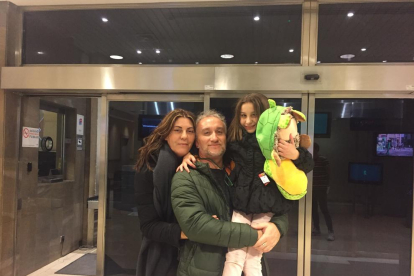 La pequeña Nadia Nerea y sus padres ayer por la tarde en Madrid.