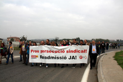 Protesta davant de Milsa per l’acomiadament d’un delegat sindical