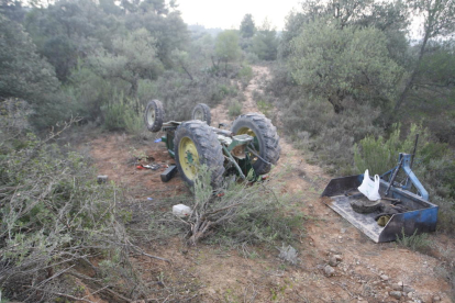 Imatge del tractor bolcat ahir a la tarda al lloc del sinistre.
