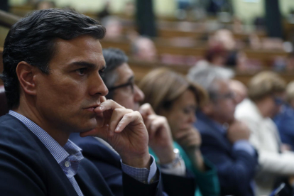 Pedro Sánchez abans de la primera votació del debat d’investidura del candidat del PP, Mariano Rajoy, aquest dijous al Congrés.