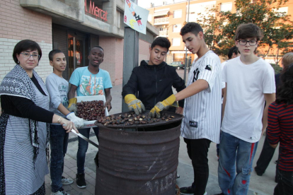 A l’esquerra, dos imatges de la festa a la Bordeta. A la dreta, els alumnes d’Infantil i Primària del col·legi Santa Anna de Lleida celebrant el Halloween.