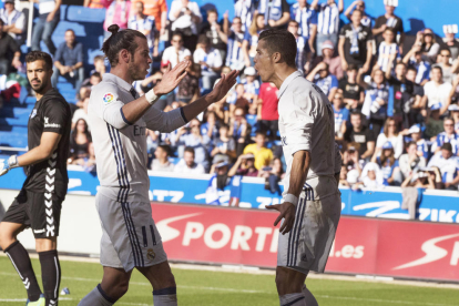 Cristiano Ronaldo celebra amb Bale el seu primer gol ahir de penal.