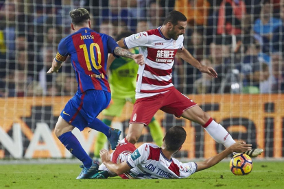 Messi, en una pugna davant de dos rivals.