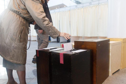 Una dona diposita el seu vot en un col·legi electoral de Reykjavík.