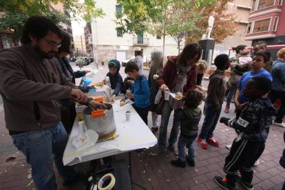 L’Ateneu La Baula va celebrar ahir una xocolatada popular a la plaça Noguerola.