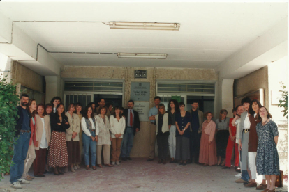 Els professors de l’EOI, a l’entrada del col·legi Joan XXIII el 1991, on va tenir la seu des de la seua creació l’any 1986 fins al 1995.