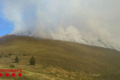 Un incendi calcina més de 200 hectàrees a La Guingueta d’Àneu