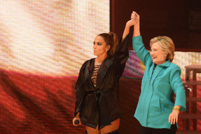 Hillary Clinton i Jennifer Lopez, en un acte divendres a Miami.