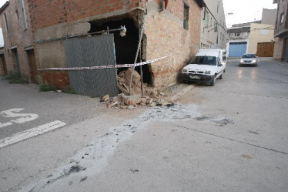 Vista de l’habitatge precintat per la col·lisió d’un vehicle a Vallfogona de Balaguer.