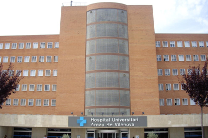 La fachada del hospital Arnau de Vilanova