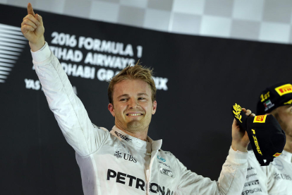 Nico Rosberg, diumenge celebrant la victòria a Abu Dhabi que suposava a més el títol mundial.