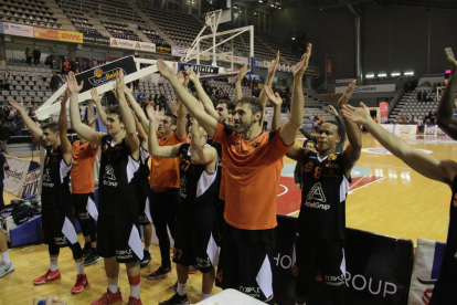 Els jugadors de l’Actel Força Lleida fan la celebració habitual quan aconsegueixen la victòria al Barris Nord.