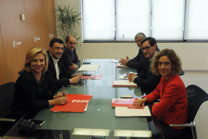 Un moment de la reunió d’ahir entre el PSC i el PSOE.