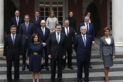 Fotografia de família dels integrants del nou Govern a les escalinates del Palau de La Moncloa.