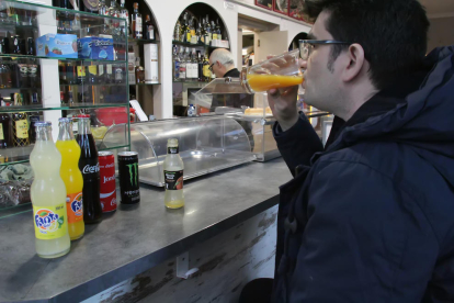 Un cliente de un bar de Lleida, tomando una bebida azucarada.