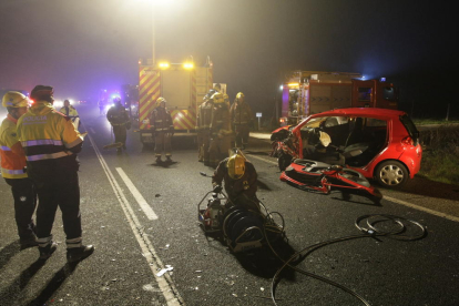 El accidente fue muy aparatoso y los bomberos tuvieron que rescatar a dos de los heridos. 