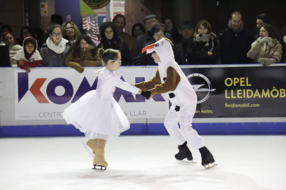 Un espectáculo de patinaje inauguró ayer la pista de hielo de la plaza Sant Joan.