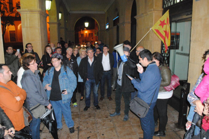 Un centenar de personas se concentraron ante la Paeria de Lleida ayer en defensa de la alcaldesa de Berga.