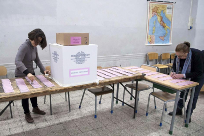 Secretàries electorals preparen les paperetes en una mesa de votació per al referèndum d’avui diumenge, a Roma, Itàlia.