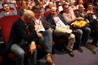 Rodolfo Ares (PSE-PSOE), Alfred Boix (PSPV) i Miquel Iceta conversen durant el Congrés del PSC.