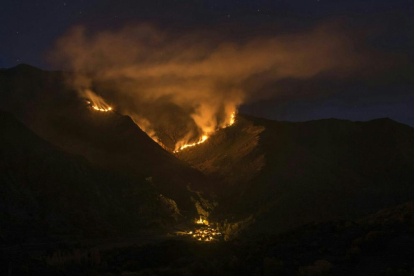 La localitat d’Isavarre, amb l’incendi al fons, dijous passat.