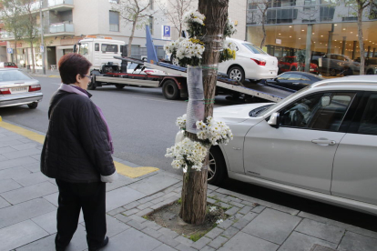 Ramos y un texto con fotos de Isaac de fondo, ayer a la salida del parking donde tuvo lugar el asesinato.