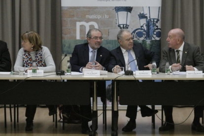 Els presidents de la diputació de Lleida i Osca, Joan Reñé i Miguel García, respectivament, han estat entre els assistents de la reunió.