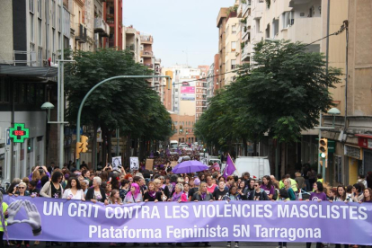 La cabecera de la manifestación ayer durante su paso por la calle Ramon i Cajal de Tarrragona. 