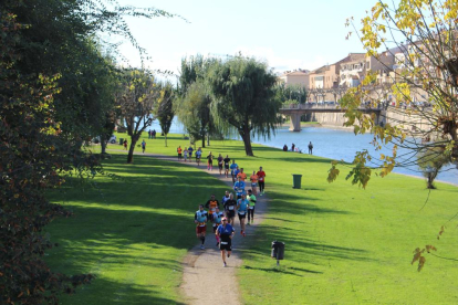 Els atletes van recórrer part de la canalització del riu Segre al seu pas per Balaguer.