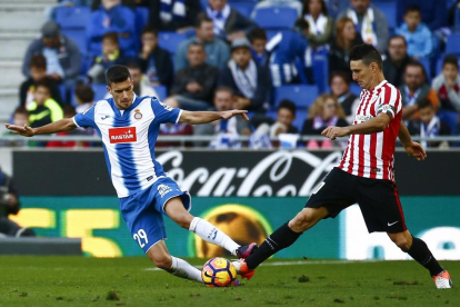 Aduriz intenta superar un defensa de l’Espanyol.
