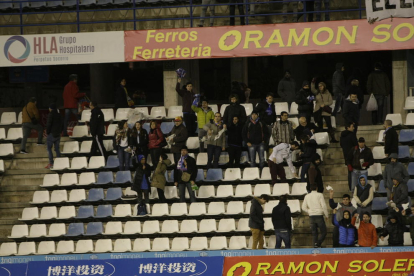 El poco público que fue al estadio mostró su enfado al final del partido con silbidos y pañuelos por la derrota ante el Cornellà.