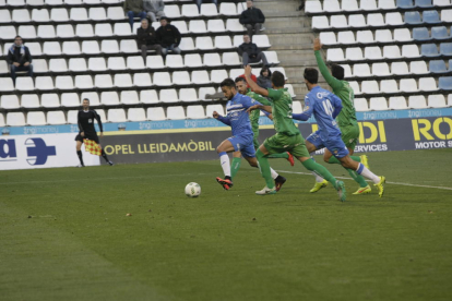 El Lleida reclamó gol en esta acción de Guillem Martí, que el colegiado anuló por un fuera de juego más que dudoso.