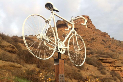 El monument en record dels dos ciclistes de Seròs.