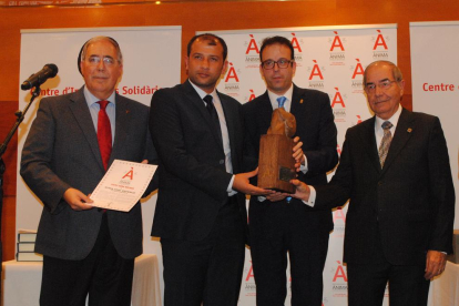 Raed Al Saleh, rebent el premi de mans de Marc Solsona, Josep Maria Pujol i Roberto Fernández.