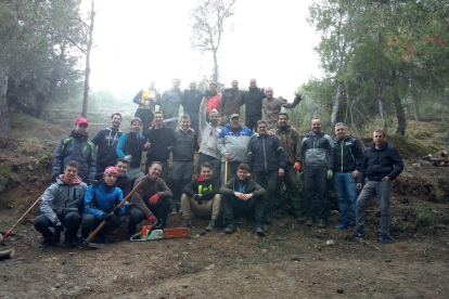 Els participants en la neteja de la serra de Rosselló.