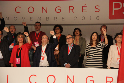 Núria Marín, Miquel Iceta, Àngel Ros y Núria Parlon cantan La Internacional en la clausura del XIII Congreso del PSC.
