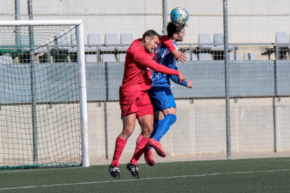 Un jugador del Alpicat pugna con uno del Vilanova en una de las jugadas del partido de ayer.