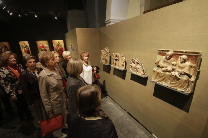 Imagen reciente de un grupo de visitantes ante algunas de las obras del conflicto de Sigena expuestas en el Museu de Lleida.