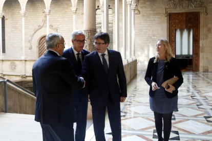 Puigdemont saluda el president del COE, Alejandro Blanco, en presència de Ballesteros i Munté.