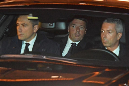Renzi, en el centro, entró y salió del palacio presidencial en coche para esquivar a la prensa.