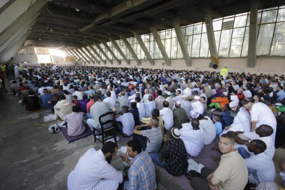 Imagen del multitudinario rezo para el final del Ramadán en julio en el Palau de Vidre.
