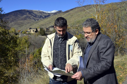 Miralles, amb el director del Parc de l’Alt Pirineu, Marc Garriga. 